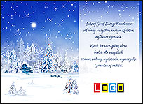 Niebieski domek w zaśnieżonym lesie