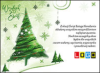 Zielona choinka z wiszącymi śnieżynkami