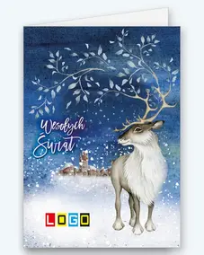 Renifer z porożem w liściach